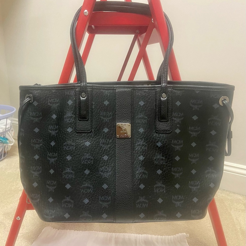 MCM Medium Liz Reversible shopper- Jet black